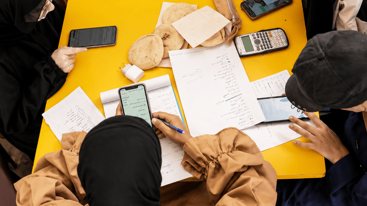 التربية على الأسئلة لا الأجوبة: صناعة عقلٍ يفكّر لا يحفظ