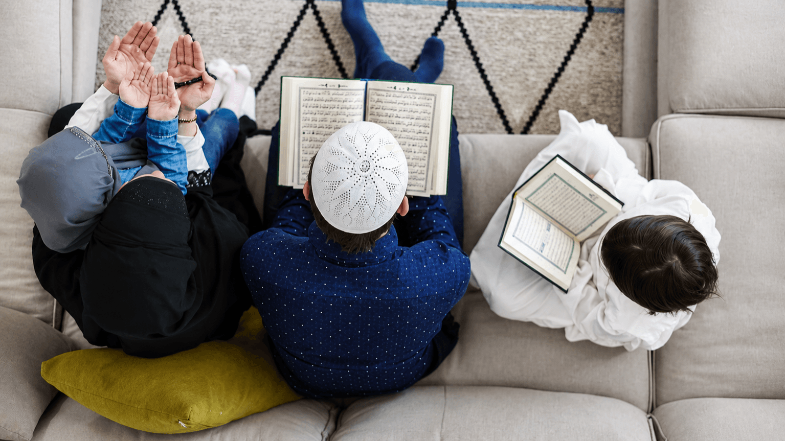 حين لا يربّي المجتمع أبناءك: مسؤوليتك في بناء الهوية